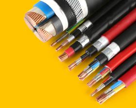 Grupo de cables industriales sobre un fondo amarillo.