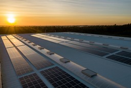 Rayos solares iluminando paneles solares