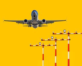 Avión volando sobre aeropuerto.