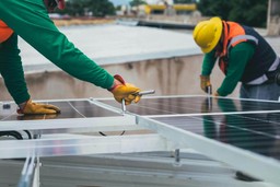 Personas trabajando en paneles fotovoltaicos