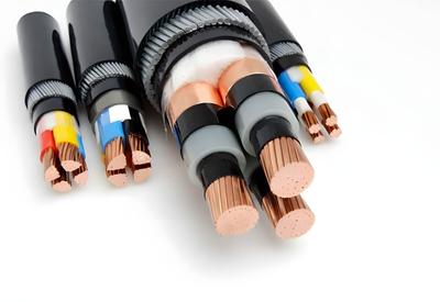 Cuatro cables de fuerza, uno al lado del otro.