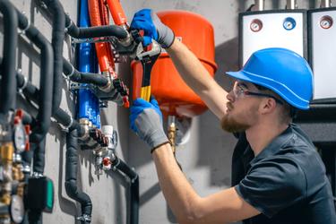 Trabajador manipulando termómetros industriales