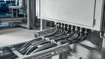 Cableado industrial organizado en bandeja metálica para instalación eléctrica segura.