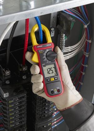 persona que usa pinza amperimétrica