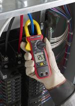 persona que usa pinza amperimétrica