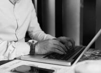 Persona ingresando a canal de ética