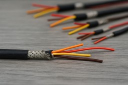Cables de control sobre una mesa