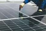 Trabajador instalando paneles solares