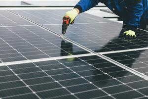 Trabajador instalando paneles solares