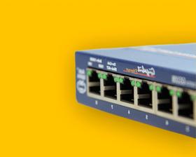 Equipos para Datos y Comunicación sobre fondo amarillo