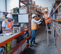 Tres trabajadores de la bodega de PB&amp;A